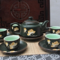 Bộ ấm chén vuông to khắc hoa sen vàng chỉ đỏ (Men xanh)