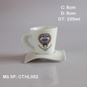 Cốc sứ quai xoắn kèm đĩa kê in logo tri ân khách hàng (Trắng)