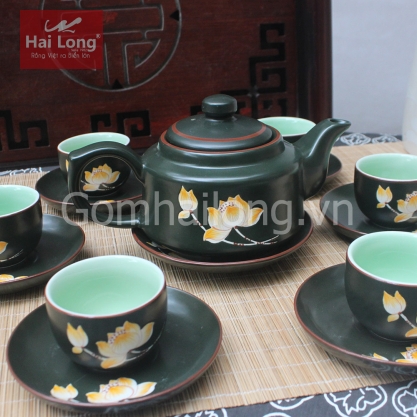 Bộ ấm chén vuông to khắc hoa sen vàng chỉ đỏ (Men xanh)