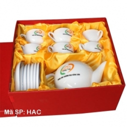 Hộp quà tặng bộ ấm chén sứ si đỏ lụa vàng cao cấp Bát Tràng Hộp quà tặng bộ ấm chén sứ si đỏ lụa vàng cao cấp Bát Tràng