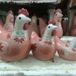 Tượng gà con giống quà tặng cho trẻ em thân hồng